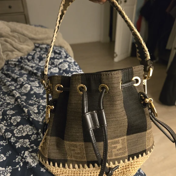 Fendi Black & Tan Raffia Drawstring Shoulder Bucket Bag - Picture 4 of 9